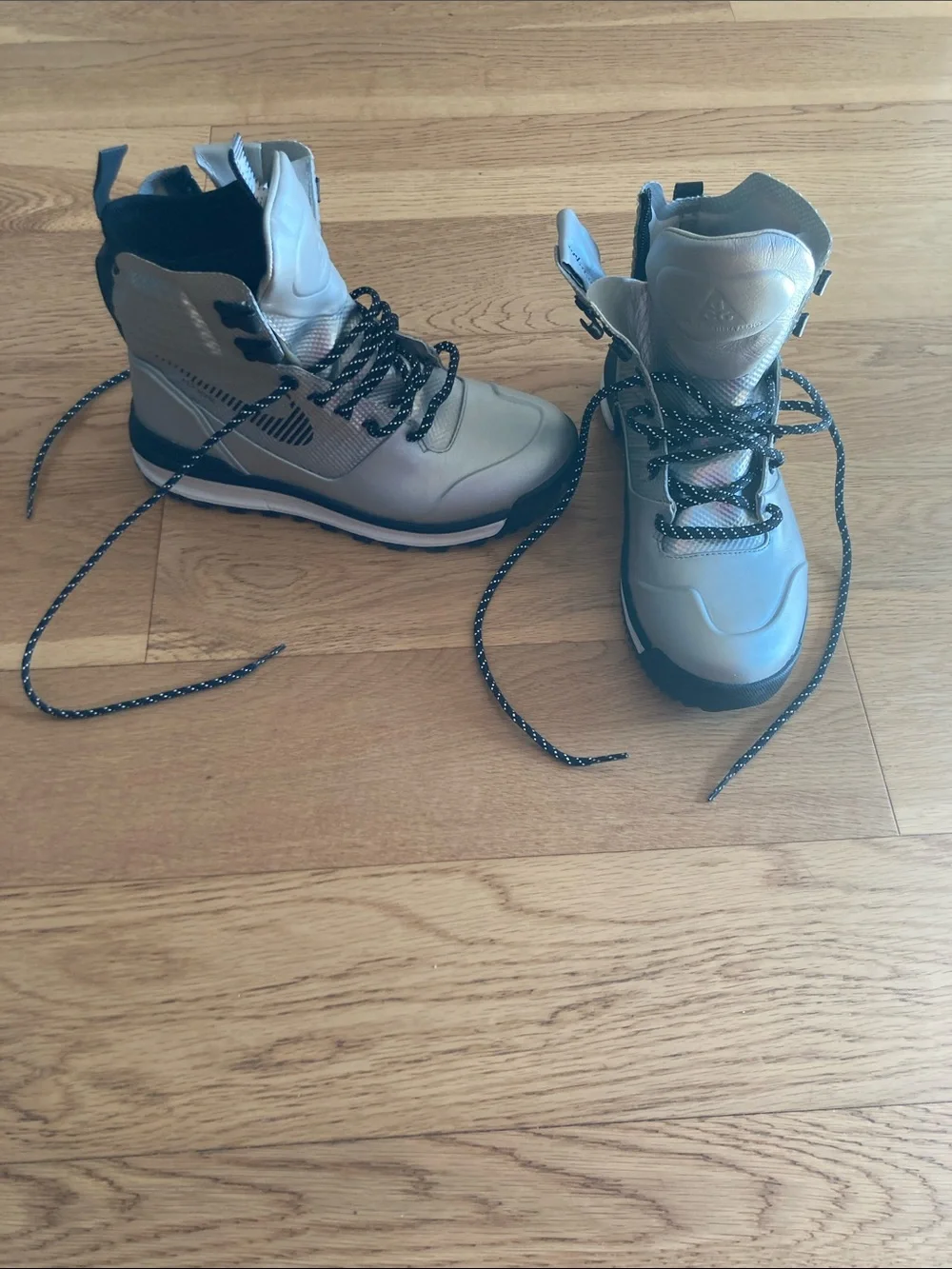Nike Gray and Black Men’s Rain & Snow Boots